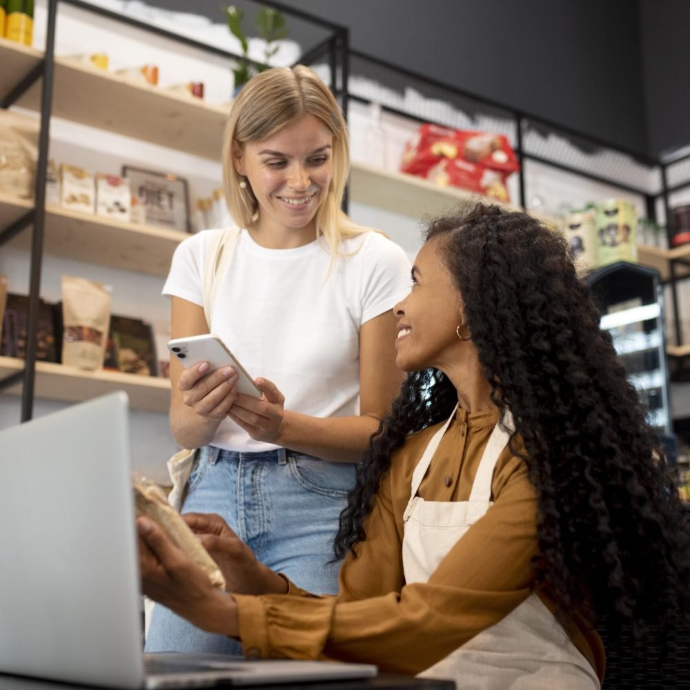 mujeres-sonrientes-de-tiro-medio-con-dispositivos